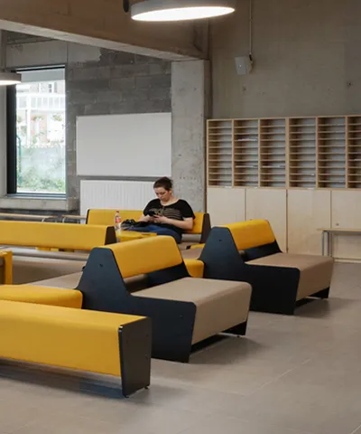 Intérieur moderne d'une école dans les tons jaunes